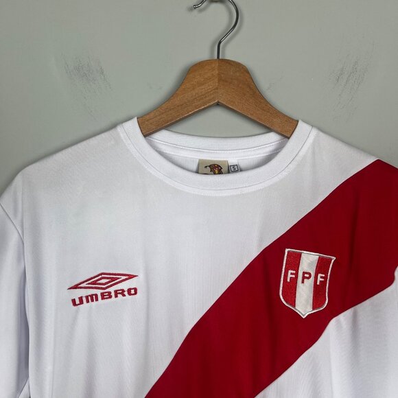 Umbro Peru FPF White Red Short Sleeve Soccer Jersey Shirt Mens Sz. S - Picture 3 of 7
